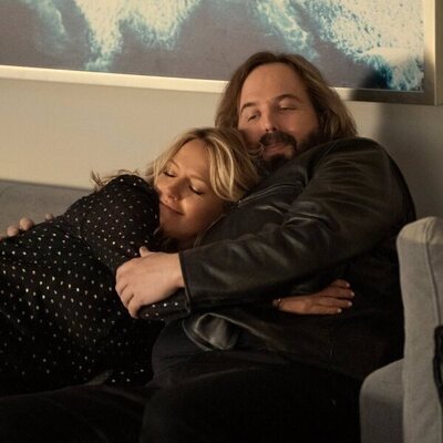 Becki Newton y Angus Sampson en 2x03 titulado 'Conflictos' de 'El abogado del Lincoln'