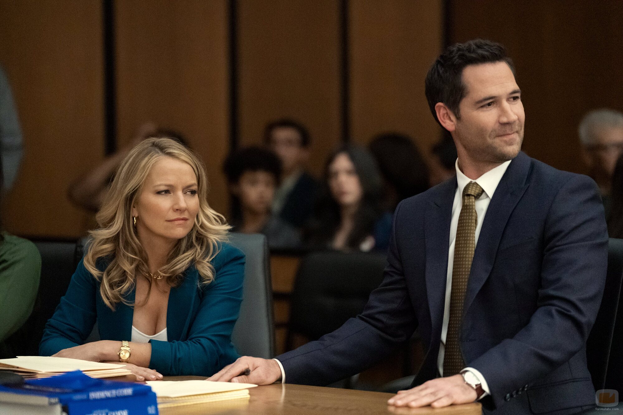 Becki Newton y Manuel Garcia-Rulfo en 2x03 'Conflictos' de 'El abogado del Lincoln'