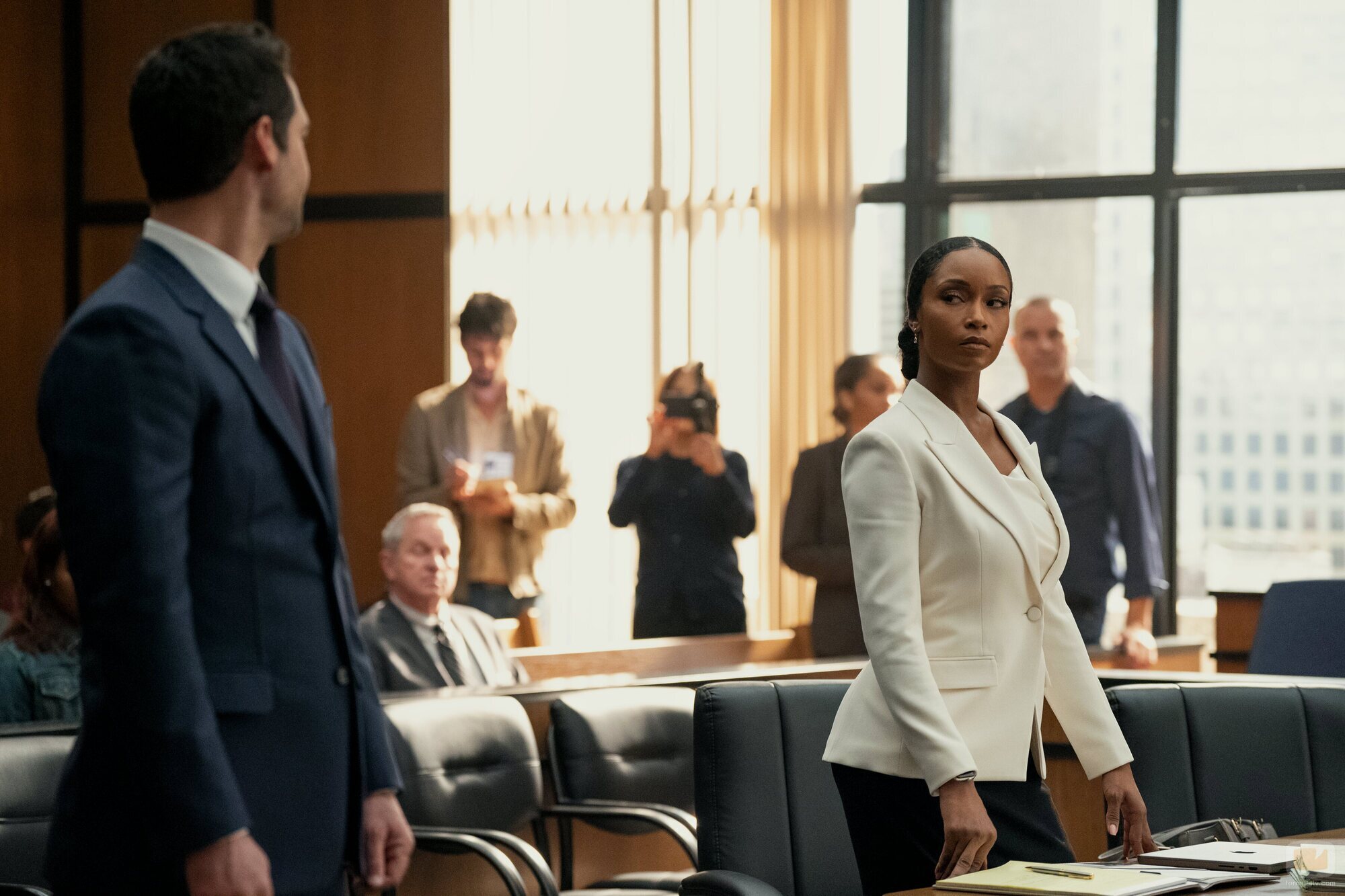 Yaya DaCosta y Manuel Garcia-Rulfo en el 2x03 de 'The Lincoln Lawyer'