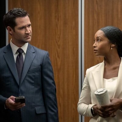 Yaya DaCosta y Manuel Garcia-Rulfo en el 2x03 de 'El abogado del Lincoln'