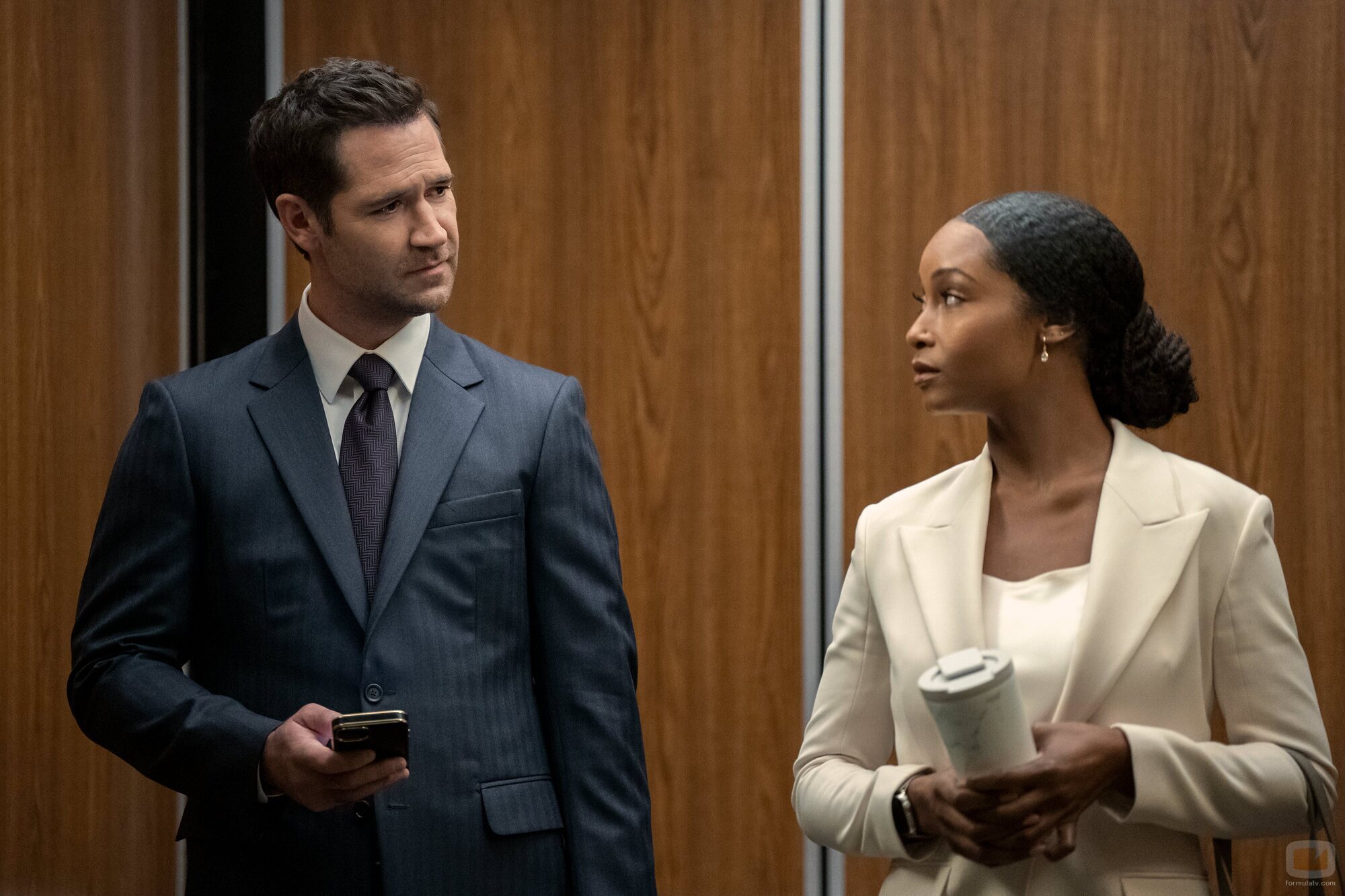 Yaya DaCosta y Manuel Garcia-Rulfo en el 2x03 de 'El abogado del Lincoln'