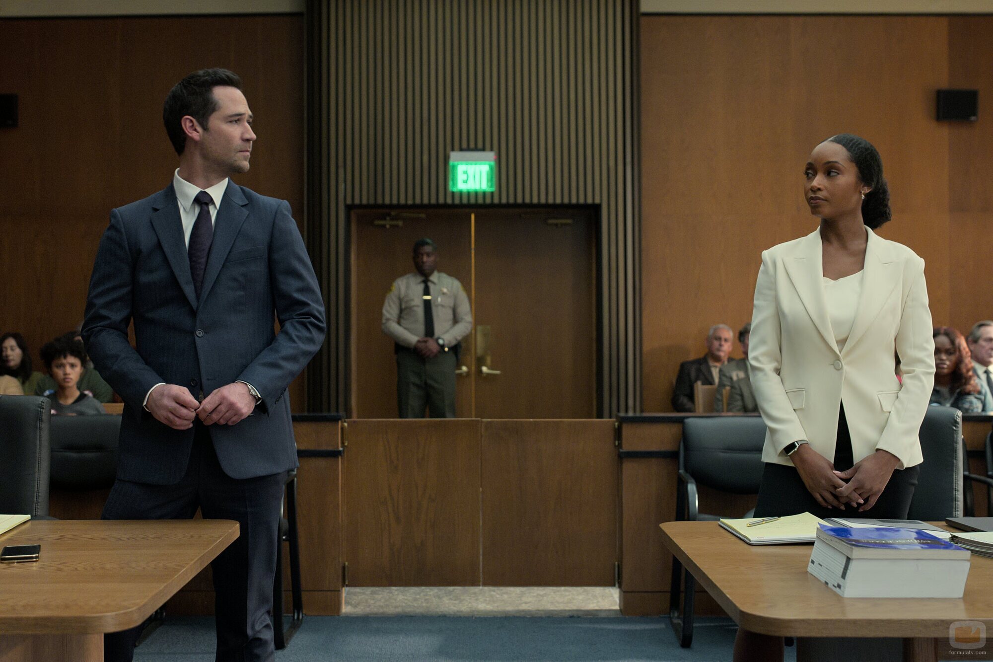 Yaya DaCosta y Manuel Garcia-Rulfo en Capítulo 3 titulado 'Conflictos' de 'El abogado del Lincoln'