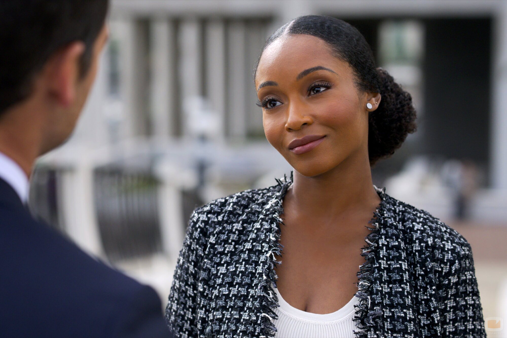 Yaya DaCosta y Manuel Garcia-Rulfo en el 2x04 de 'El abogado del Lincoln'