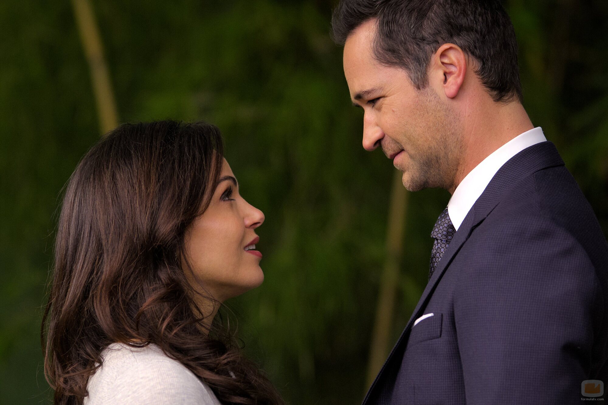 Lana Parrilla y Manuel Garcia-Rulfo en 2x04 titulado 'Pruebas' de 'El abogado del Lincoln'