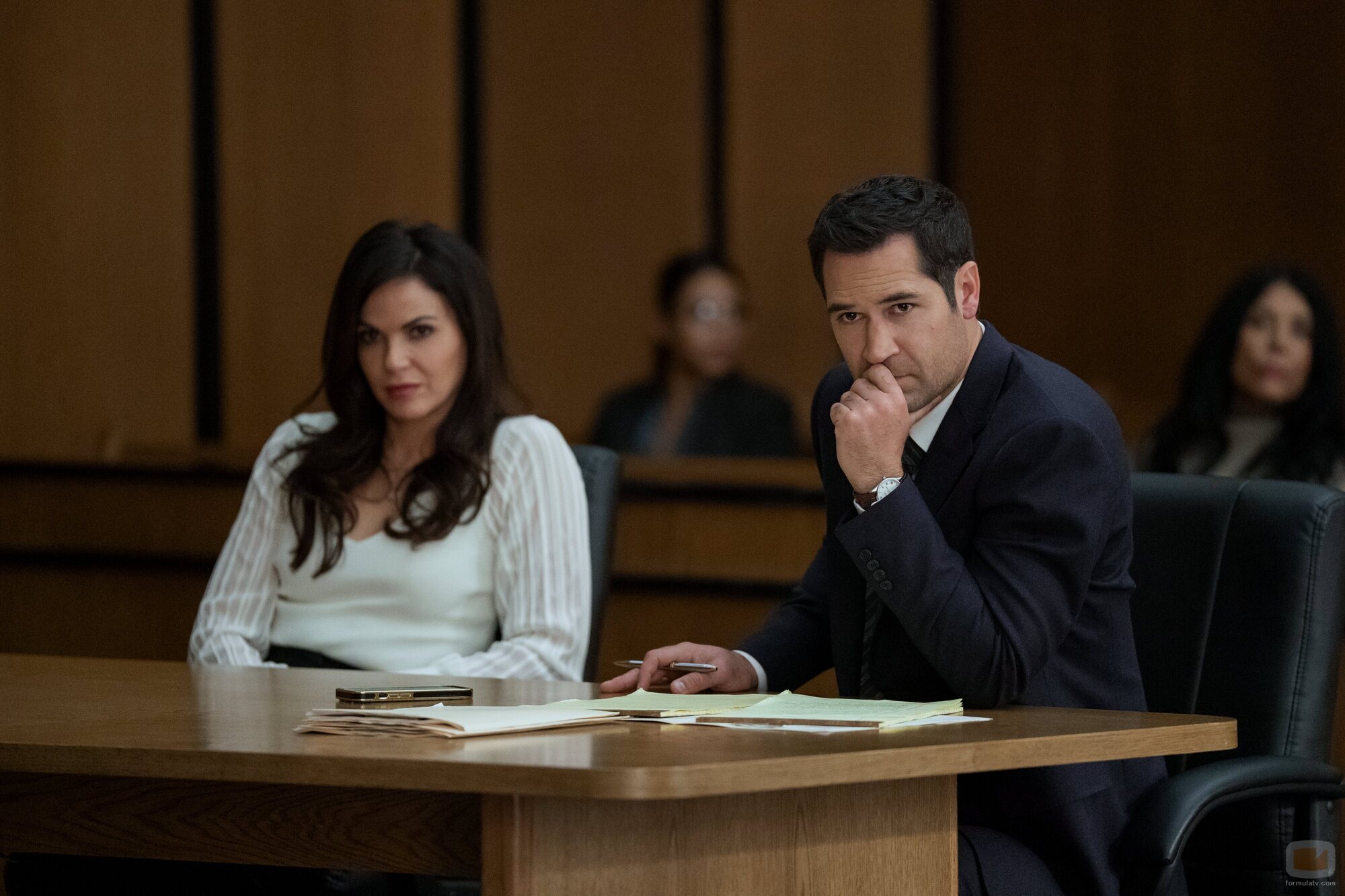 Lana Parrilla y Manuel Garcia-Rulfo en el 'Mentes desconfiadas' de 'The Lincoln Lawyer'