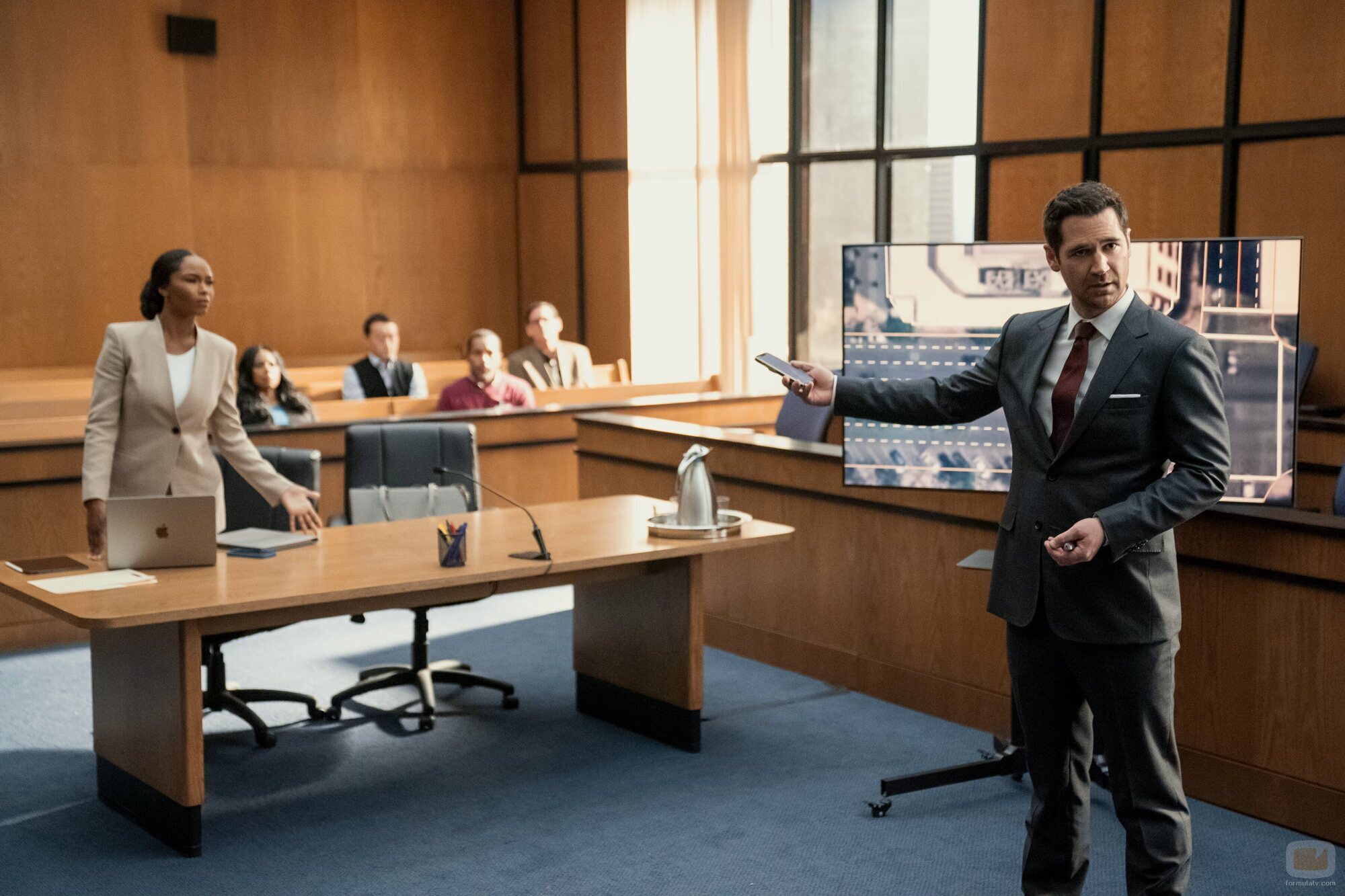 Yaya DaCosta y Manuel Garcia-Rulfo en el 2x05 de 'The Lincoln Lawyer'