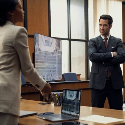 Yaya DaCosta y Manuel Garcia-Rulfo en 'Mentes desconfiadas' de 'The Lincoln Lawyer'
