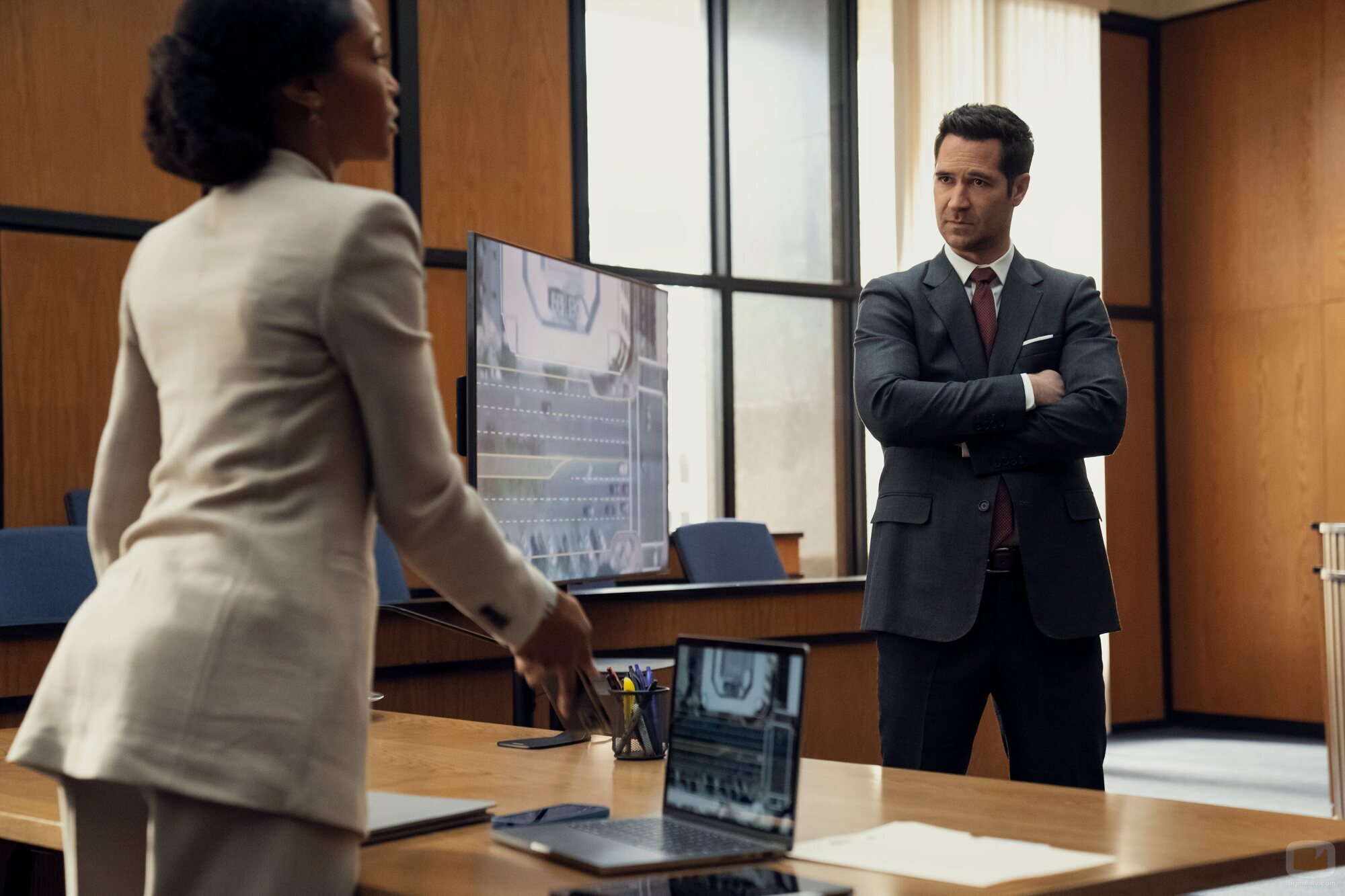 Yaya DaCosta y Manuel Garcia-Rulfo en 'Mentes desconfiadas' de 'The Lincoln Lawyer'