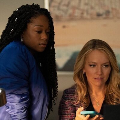 Becki Newton y Jazz Raycole en el 2x06 de 'The Lincoln Lawyer'