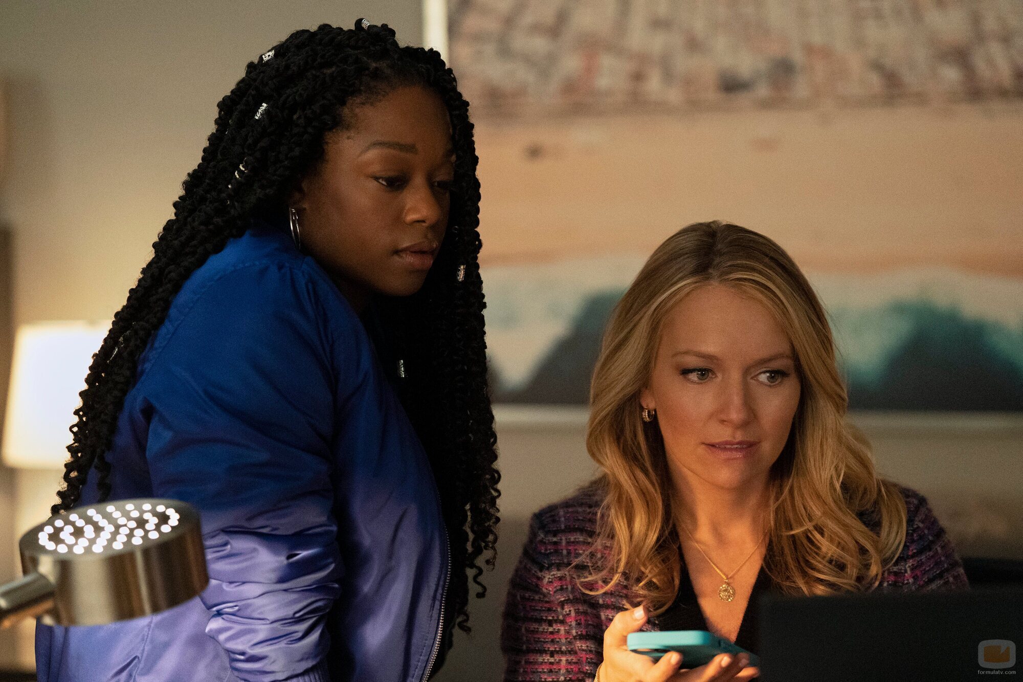 Becki Newton y Jazz Raycole en el 2x06 de 'The Lincoln Lawyer'