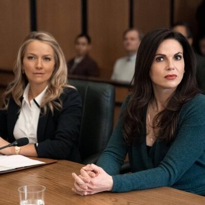 Becki Newton y Lana Parrilla en 'Renuncia' de 'The Lincoln Lawyer'
