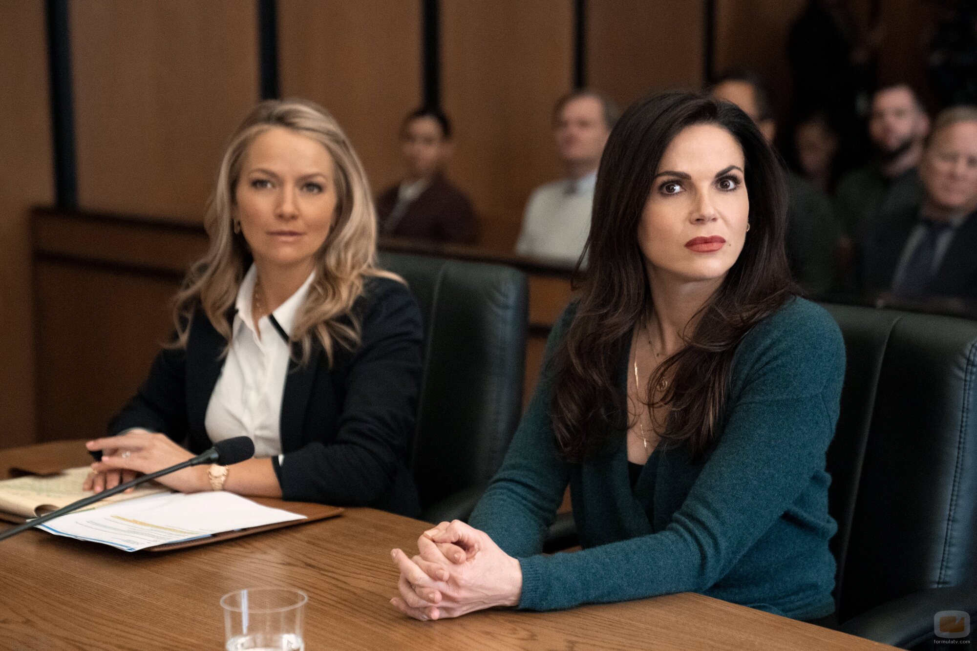 Becki Newton y Lana Parrilla en 'Renuncia' de 'The Lincoln Lawyer'