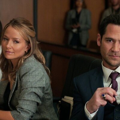 Becki Newton y Manuel Garcia-Rulfo en 'Cui bono' de 'The Lincoln Lawyer'