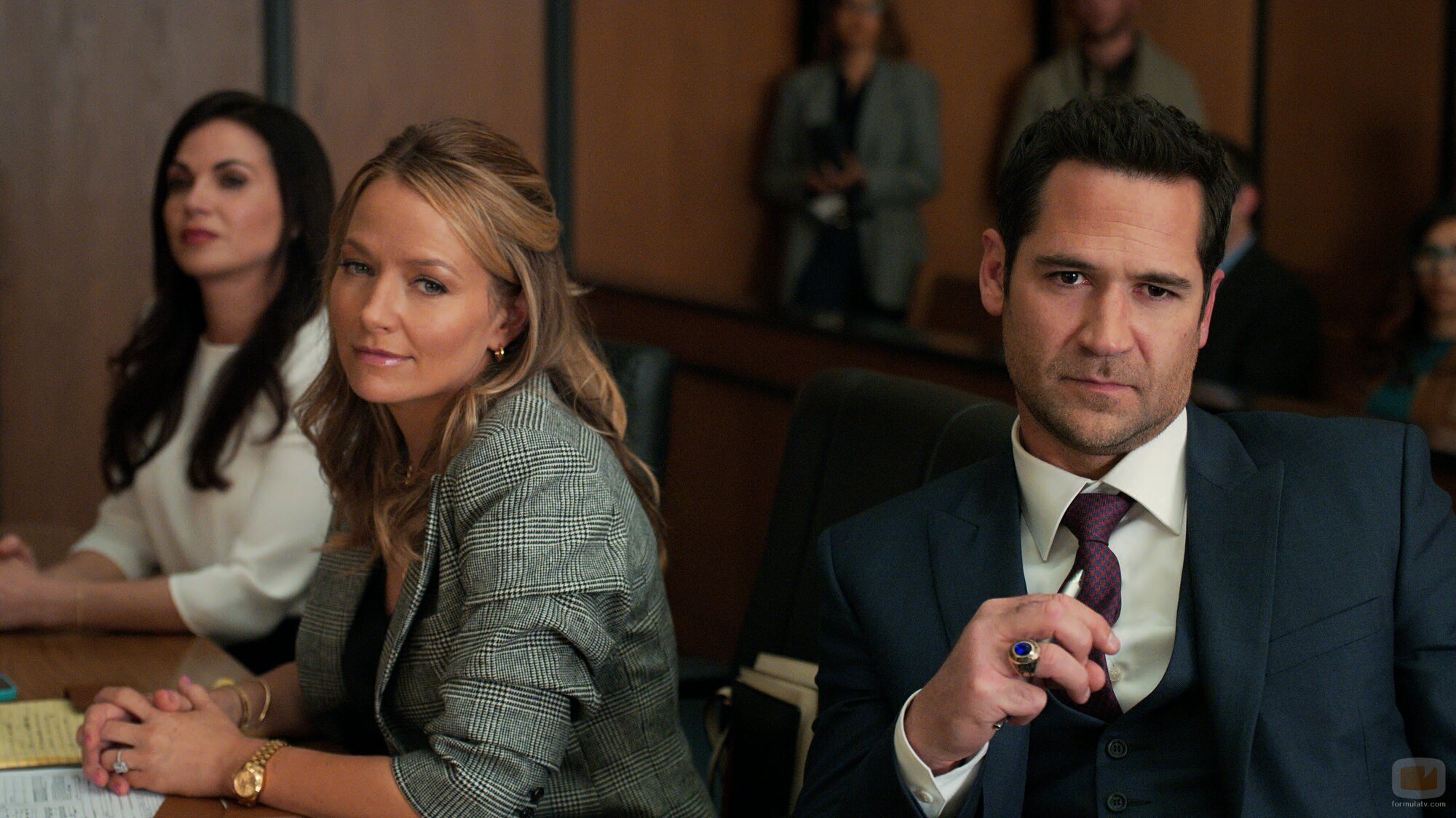 Becki Newton y Manuel Garcia-Rulfo en 'Cui bono' de 'The Lincoln Lawyer'