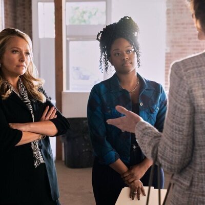 Becki Newton y Jazz Raycole en la temporada 2 y el capítulo 08 de 'El abogado del Lincoln'