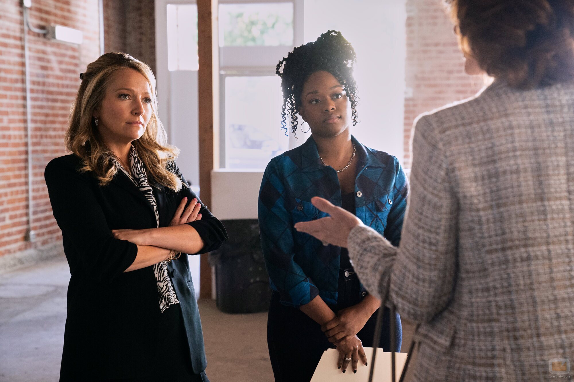 Becki Newton y Jazz Raycole en la temporada 2 y el capítulo 08 de 'El abogado del Lincoln'