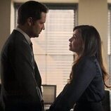 Lana Parrilla y Manuel Garcia-Rulfo en 2x08 'Acuerdos y estipulaciones' de 'El abogado del Lincoln'