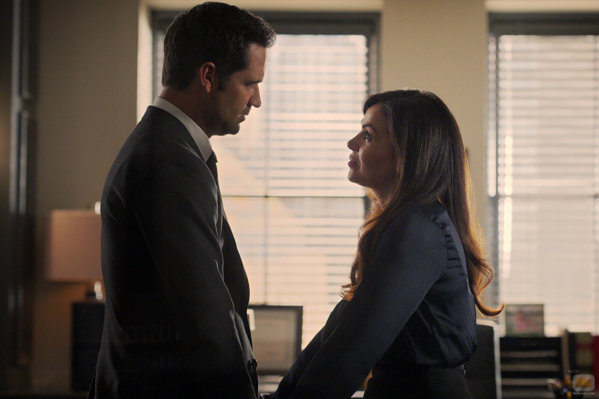 Lana Parrilla y Manuel Garcia-Rulfo en 2x08 'Acuerdos y estipulaciones' de 'El abogado del Lincoln'