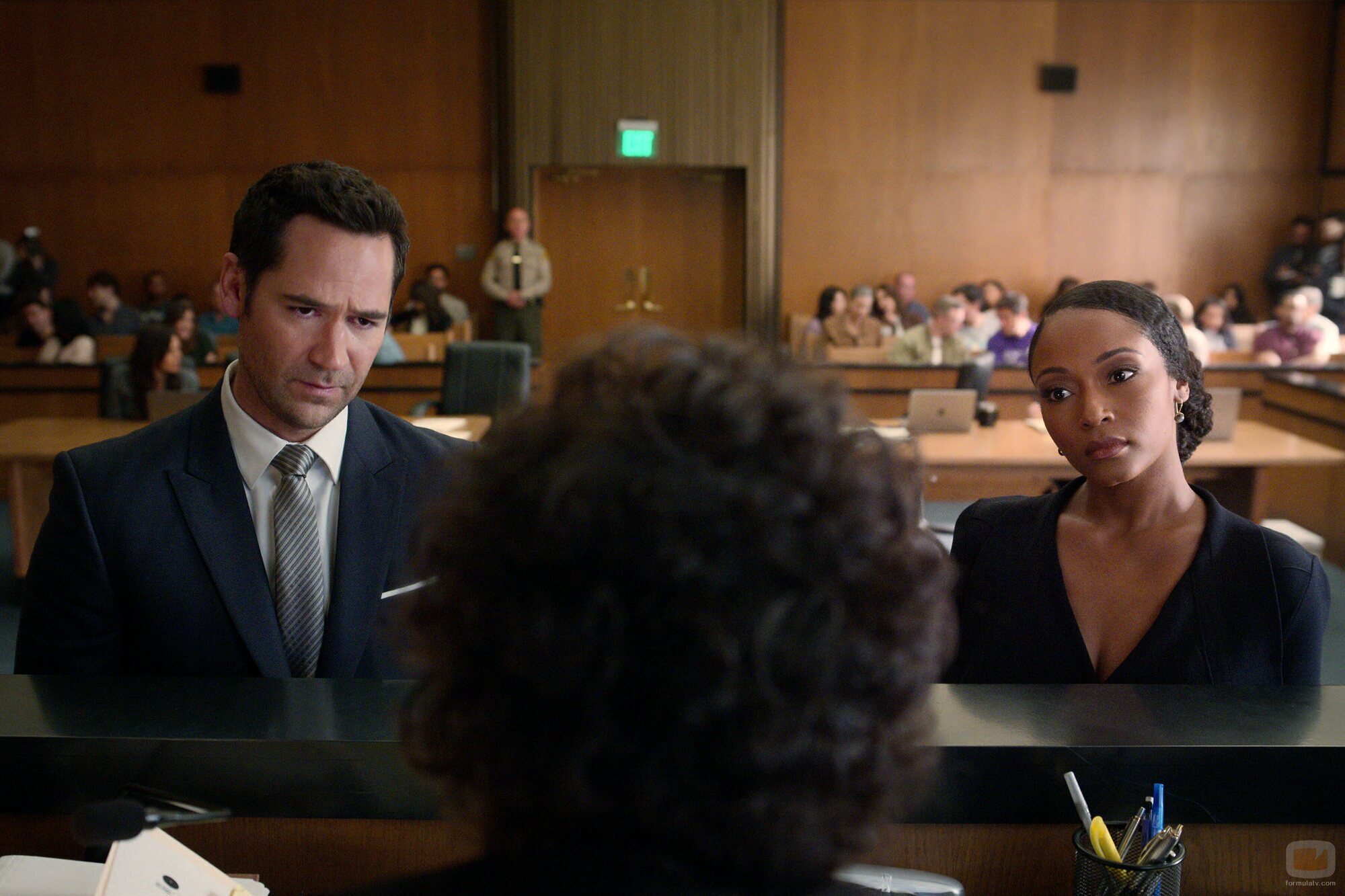 Yaya DaCosta y Manuel Garcia-Rulfo en el 2x08 de 'El abogado del Lincoln'