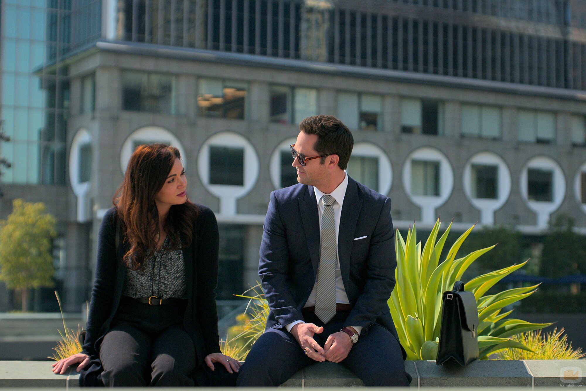 Lana Parrilla y Manuel Garcia-Rulfo en 2x09 titulado 'El quinto testigo' de 'El abogado del Lincoln'