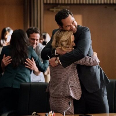 Becki Newton y Manuel Garcia-Rulfo en el 2x10 de 'The Lincoln Lawyer'