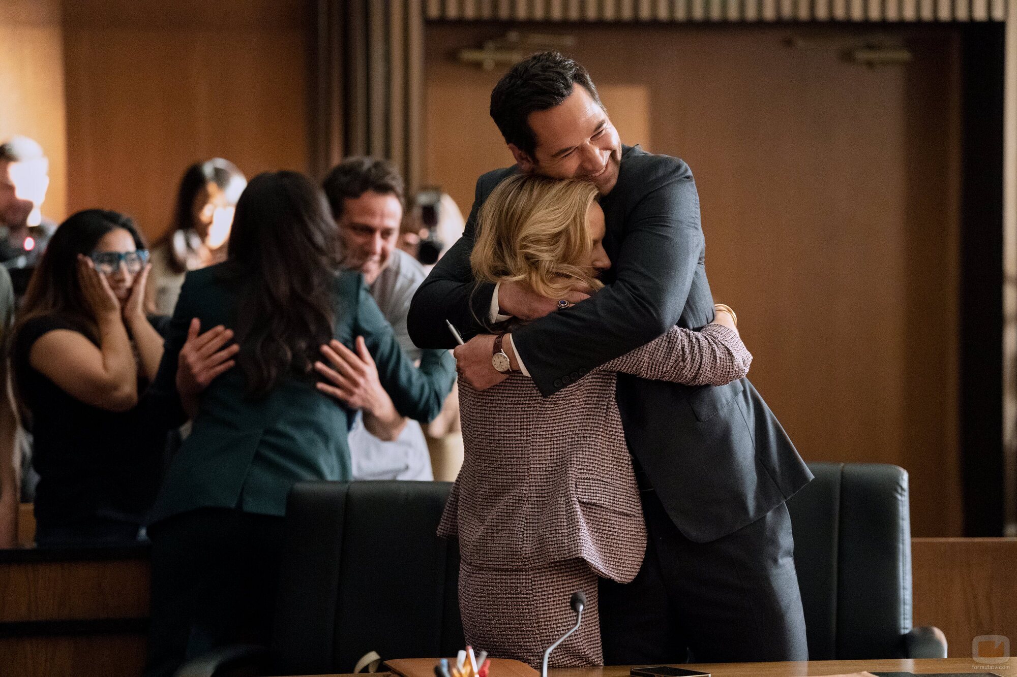 Becki Newton y Manuel Garcia-Rulfo en el 2x10 de 'The Lincoln Lawyer'