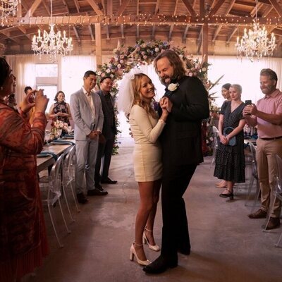 Becki Newton y Angus Sampson en el 2x10 de 'El abogado del Lincoln'