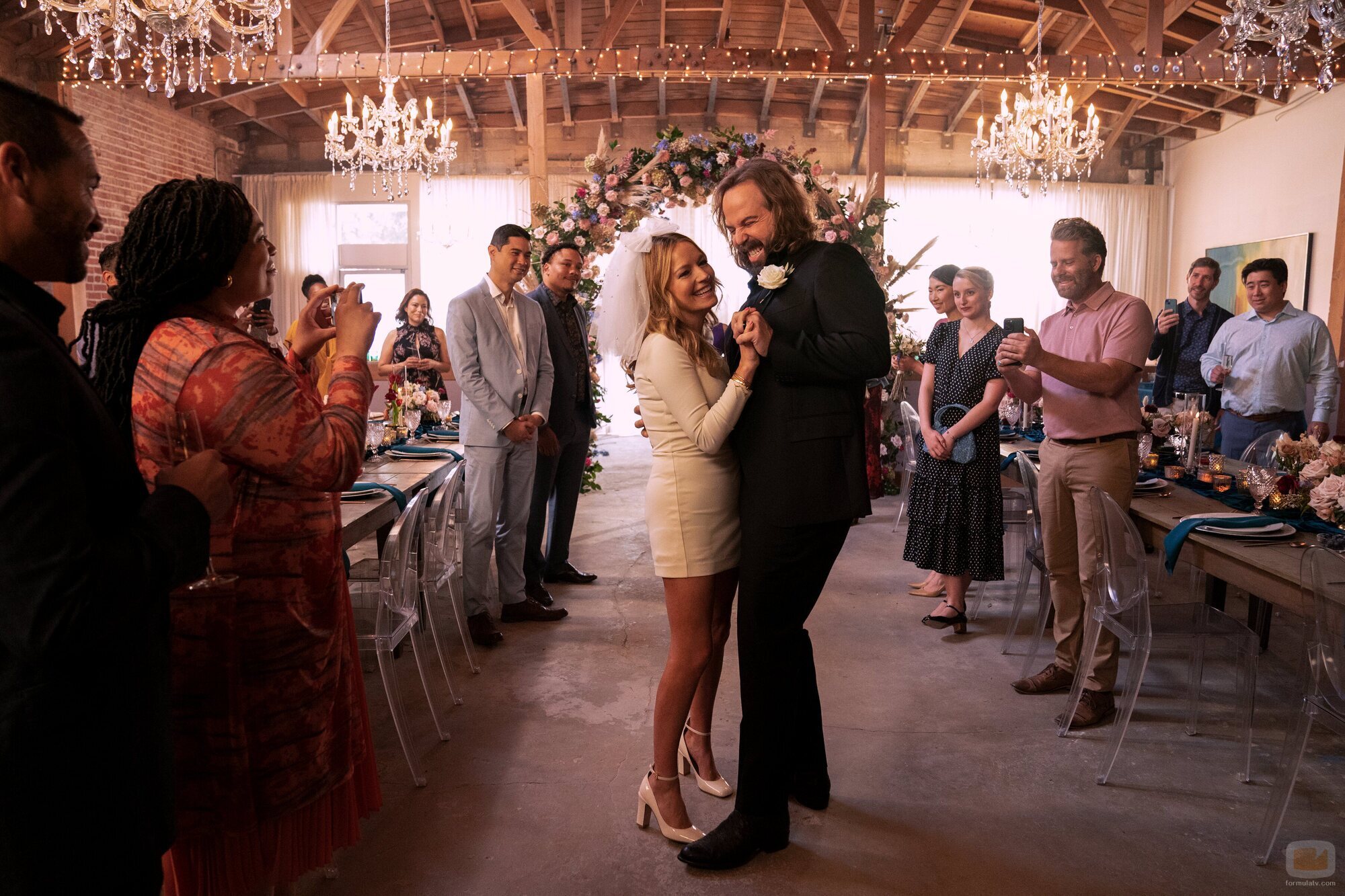 Becki Newton y Angus Sampson en el 2x10 de 'El abogado del Lincoln'
