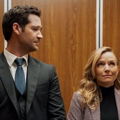 Becki Newton y Manuel Garcia-Rulfo en el 2x10 de 'El abogado del Lincoln'
