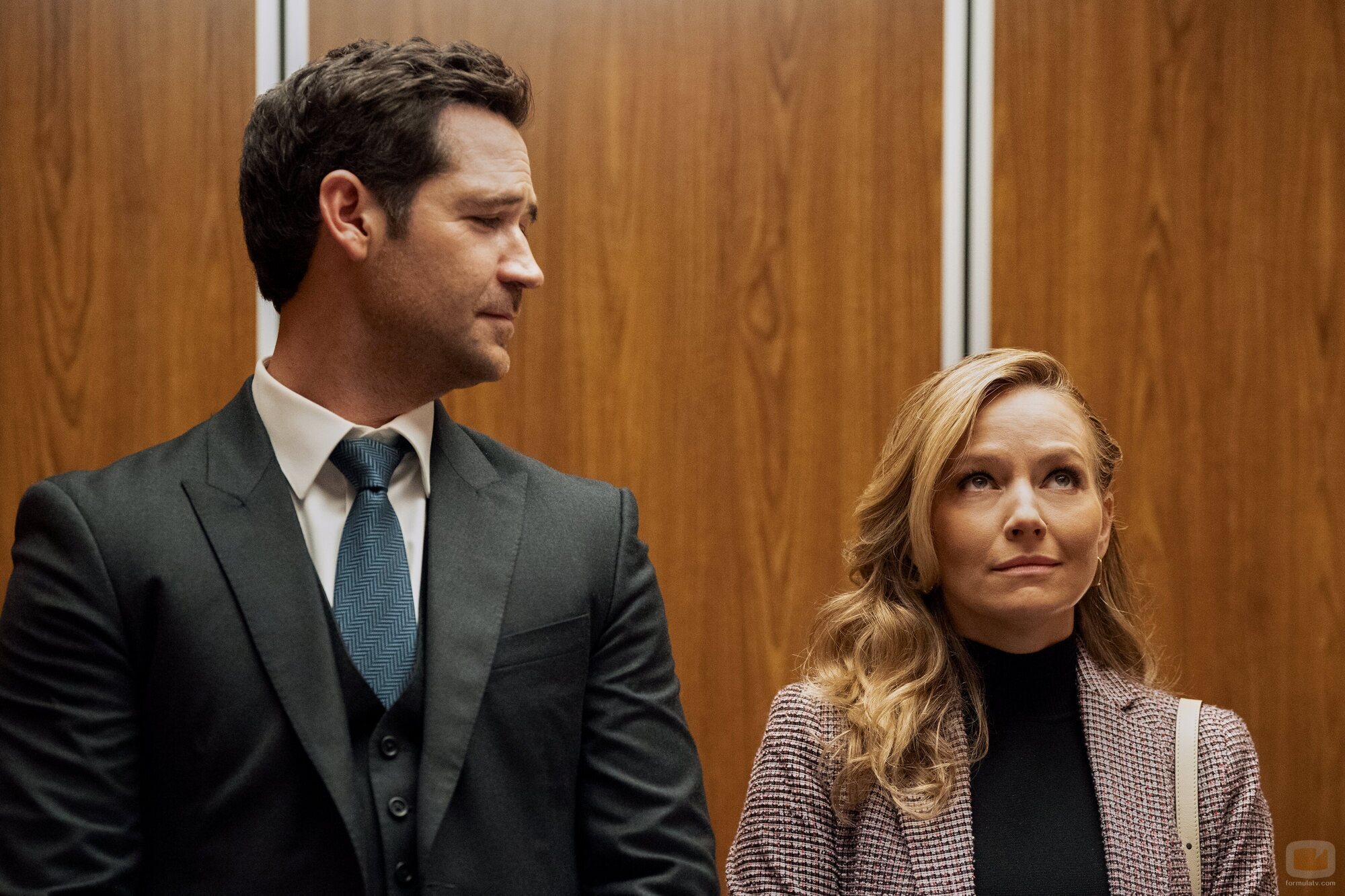 Becki Newton y Manuel Garcia-Rulfo en el 2x10 de 'El abogado del Lincoln'