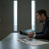 Devon Graye y Manuel Garcia-Rulfo en 3x01 'La Culebra' de 'El abogado del Lincoln'