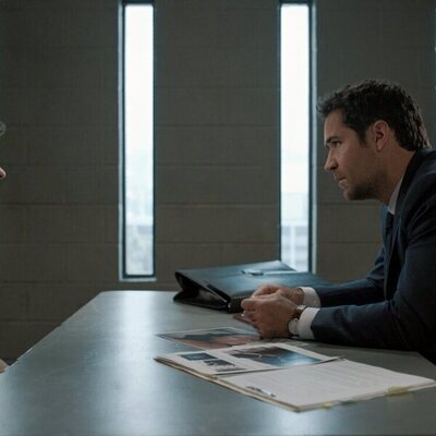 Devon Graye y Manuel Garcia-Rulfo en 3x01 'La Culebra' de 'El abogado del Lincoln'