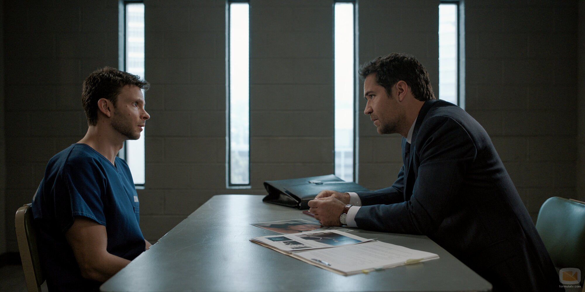 Devon Graye y Manuel Garcia-Rulfo en 3x01 'La Culebra' de 'El abogado del Lincoln'