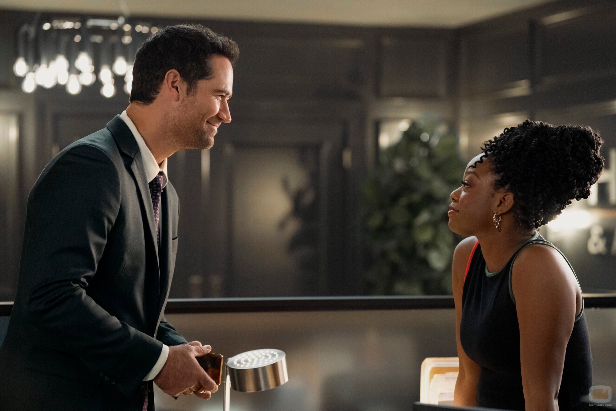Jazz Raycole y Manuel Garcia-Rulfo en 3x01 'La Culebra' de 'El abogado del Lincoln'