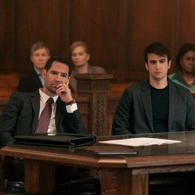 Manuel Garcia-Rulfo y Allyn Moriyon en el 3x01 de 'The Lincoln Lawyer'