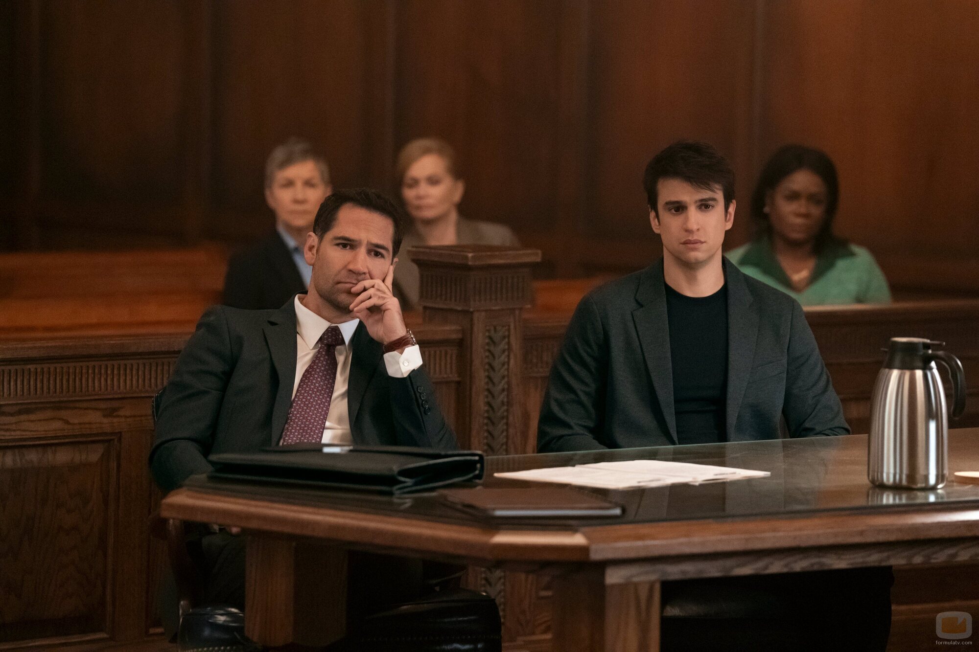 Manuel Garcia-Rulfo y Allyn Moriyon en el 3x01 de 'The Lincoln Lawyer'