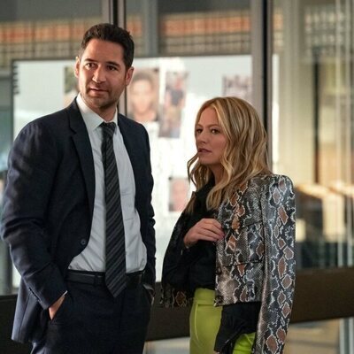 Becki Newton y Manuel Garcia-Rulfo en la temporada 3 y el capítulo 04 de 'El abogado del Lincoln'