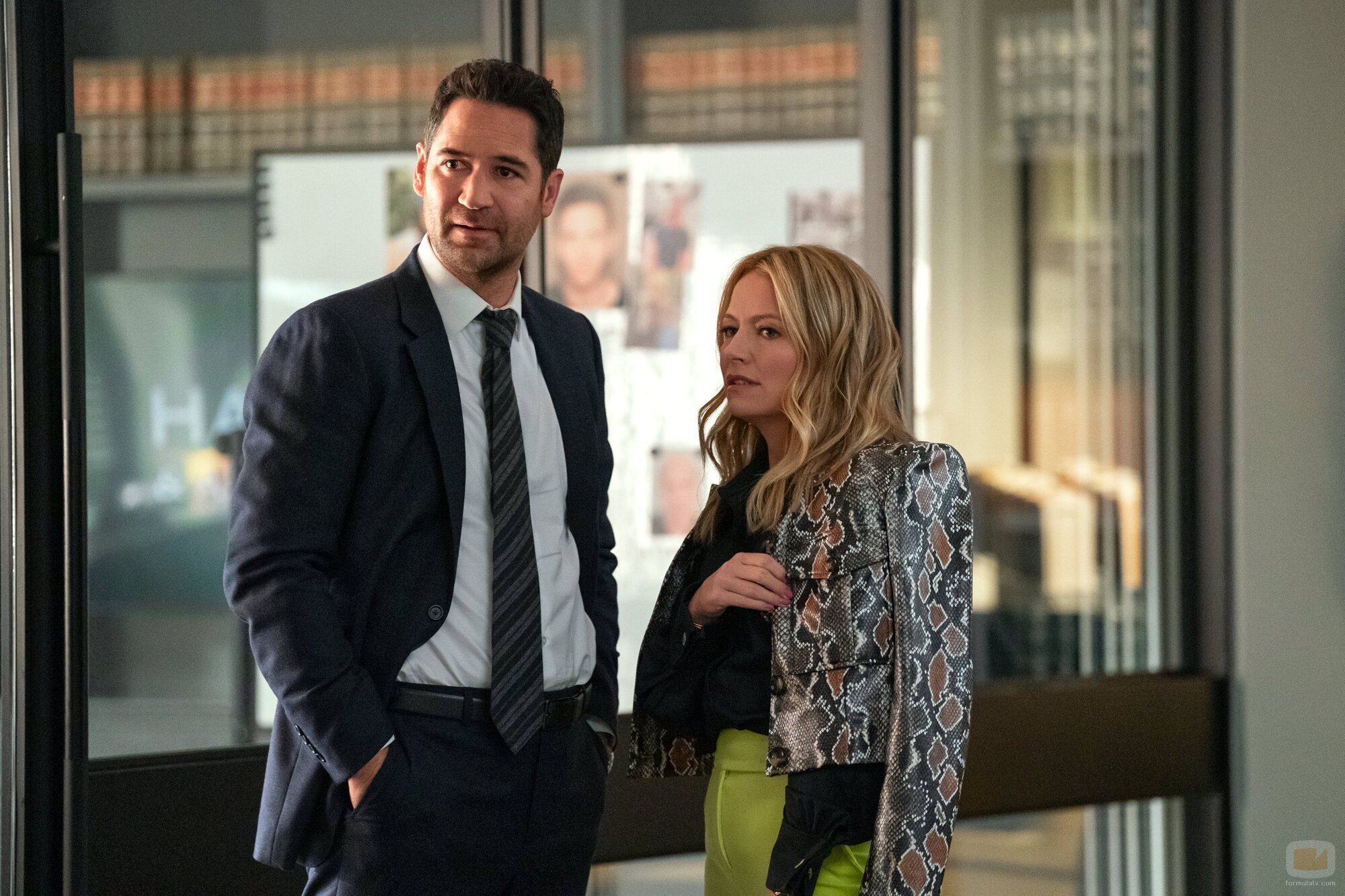 Becki Newton y Manuel Garcia-Rulfo en la temporada 3 y el capítulo 04 de 'El abogado del Lincoln'