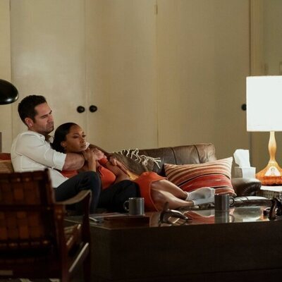 Yaya DaCosta y Manuel Garcia-Rulfo en el 3x05 de 'The Lincoln Lawyer'