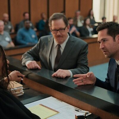 Merrin Dungey y Manuel Garcia-Rulfo en la temporada 3 y el capítulo 08 de 'El abogado del Lincoln'