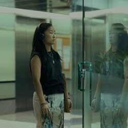 Ji-young Yoo en la temporada 1 y el capítulo 06 de 'Expatriadas'