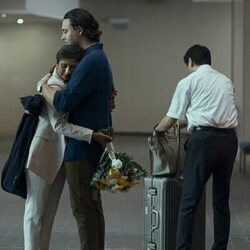 Sarayu Blue y Jack Huston en 'Hogar' de 'Expats'