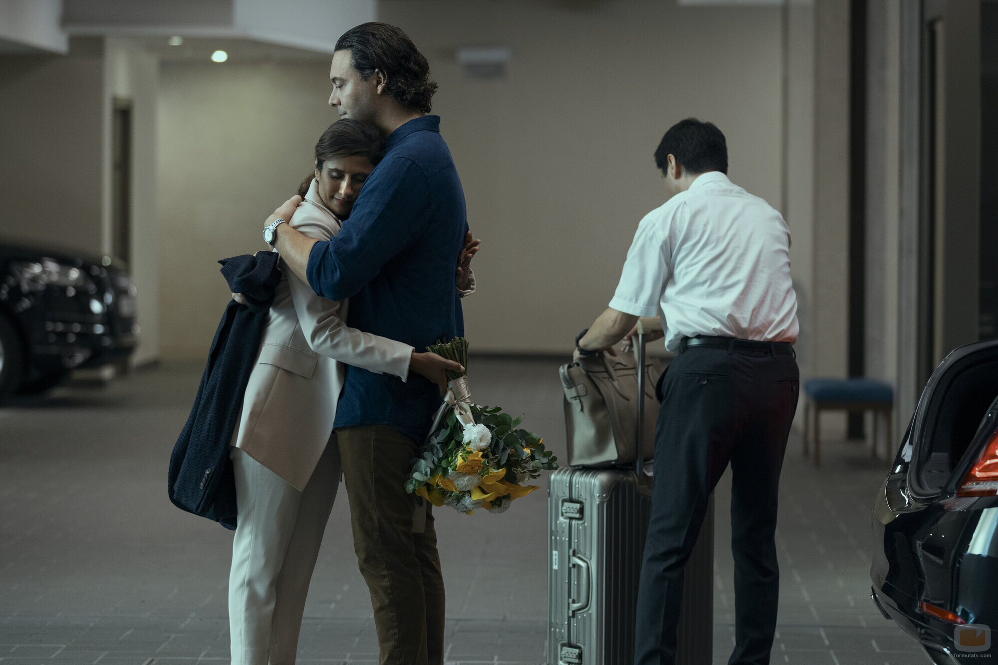Sarayu Blue y Jack Huston en 'Hogar' de 'Expats'