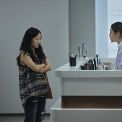 Ji-young Yoo en 1x06 'Hogar' de 'Expatriadas'