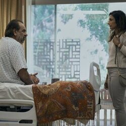 Sarayu Blue en Capítulo 6 titulado 'Hogar' de 'Expatriadas'