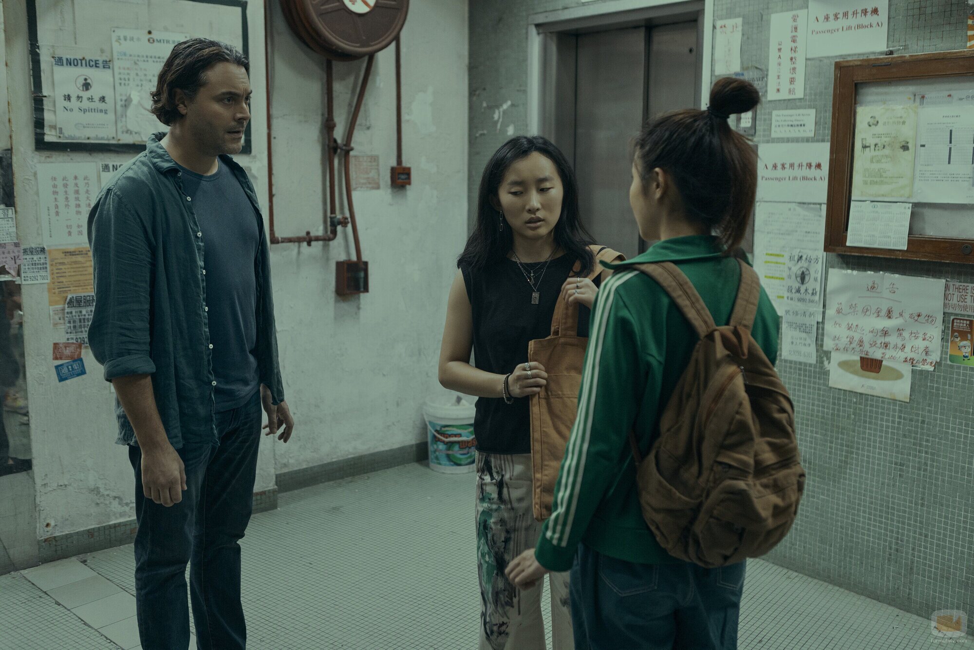 Jack Huston y Ji-young Yoo en el 1x06 de 'Expats'