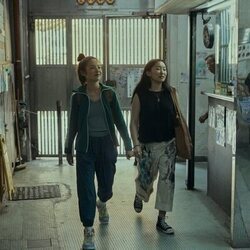 Still de Ji-young Yoo en el 1x06 de 'Expats'