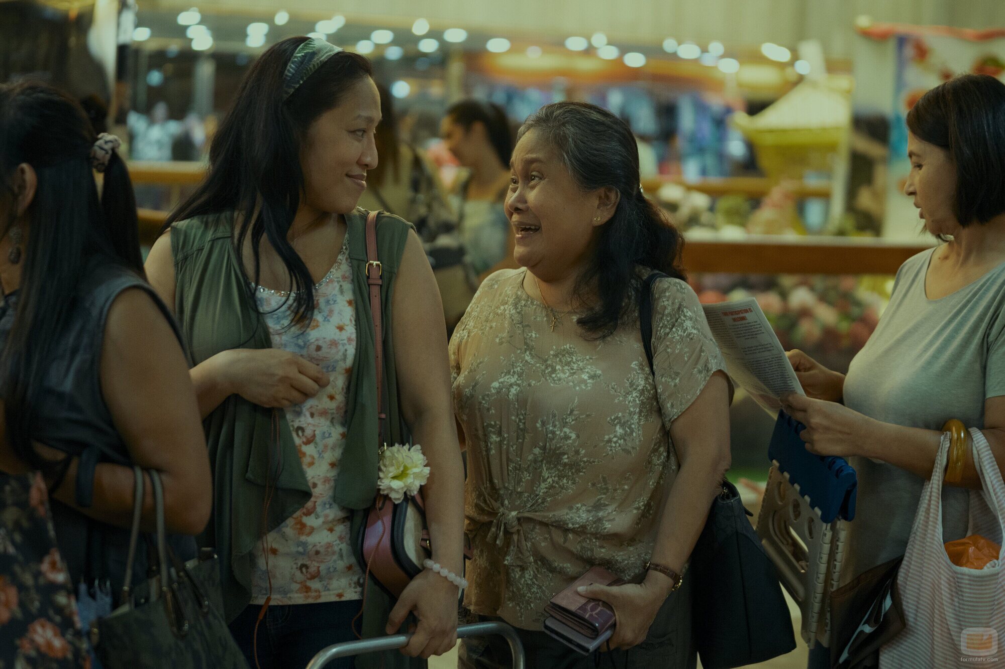 Ruby Ruiz y Amelyn Pardenilla en 'Central' de 'Expatriadas'