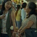 Escena de Ruby Ruiz y Amelyn Pardenilla en 'Central' de 'Expatriadas'