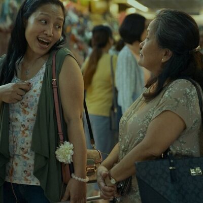 Escena de Ruby Ruiz y Amelyn Pardenilla en 'Central' de 'Expatriadas'